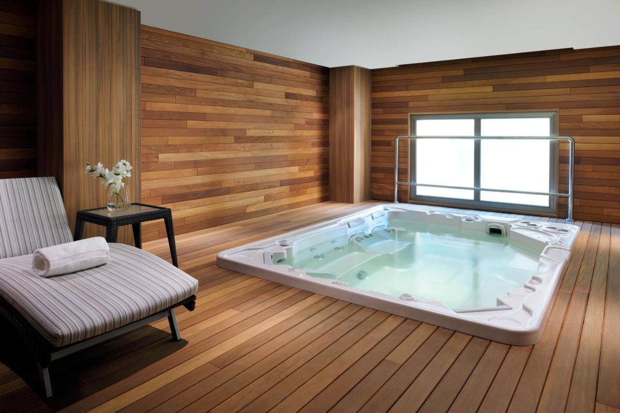 Marriott Executive Apartments الخبر المظهر الخارجي الصورة A hot tub