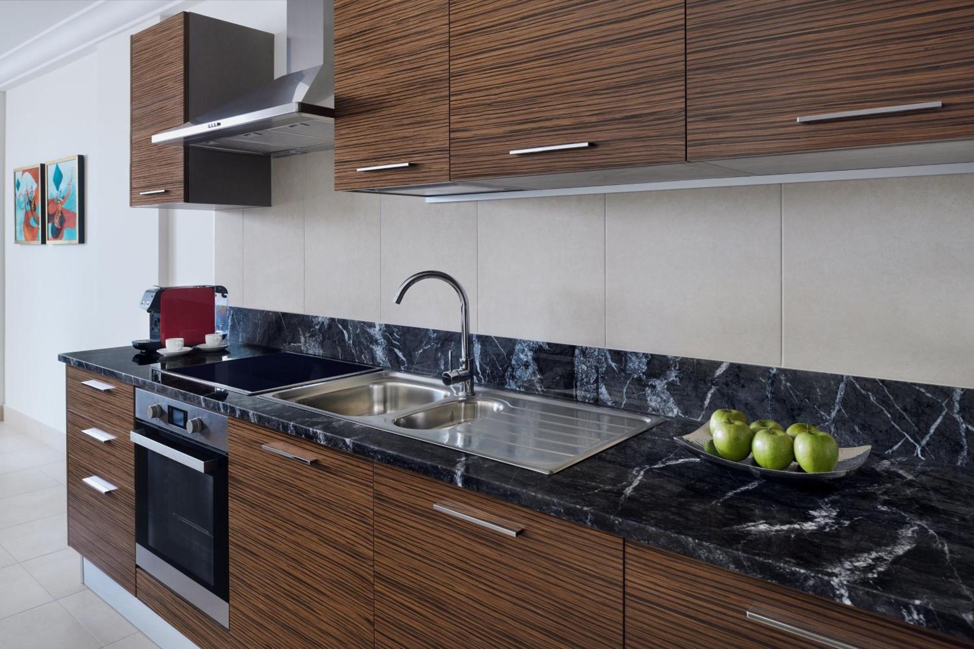 Marriott Executive Apartments الخبر المظهر الخارجي الصورة A modern kitchen