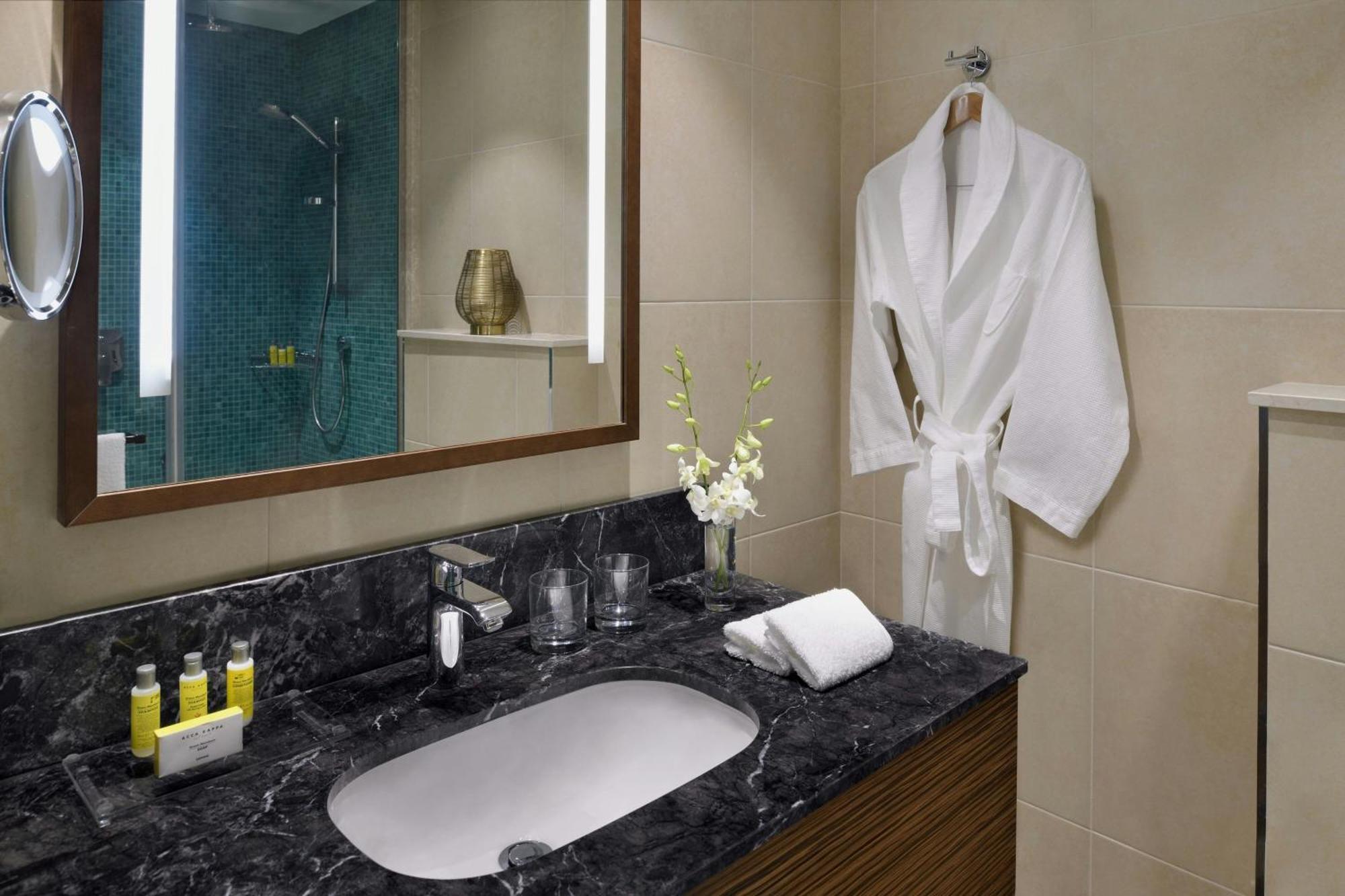 Marriott Executive Apartments الخبر المظهر الخارجي الصورة A bathroom in a hotel